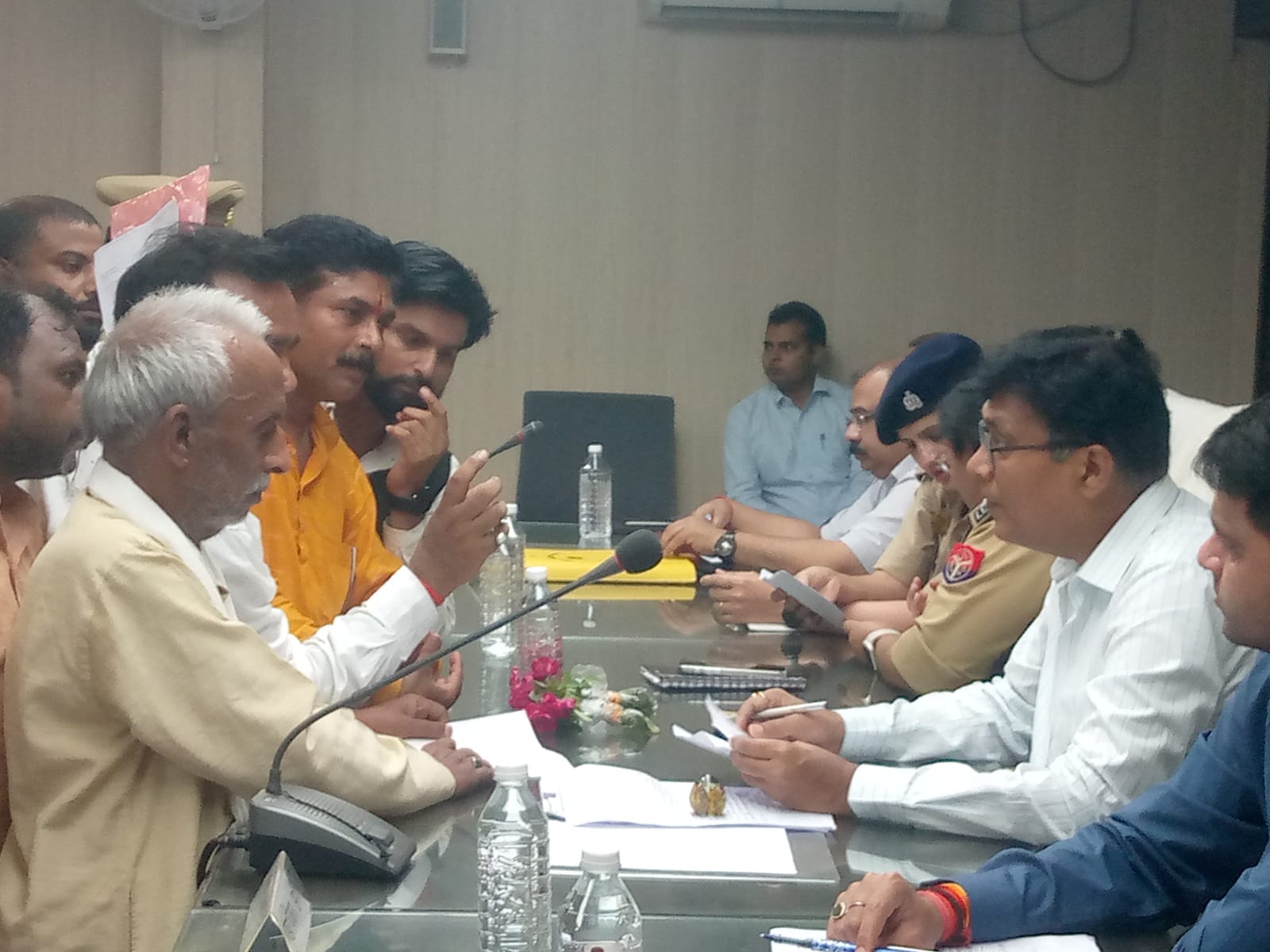 लखीमपुर खीरी : विश्व हिंदू परिषद सहित अन्य हिंदू संगठनों के पदाधिकारियों ने रामलीला मैदान की भूमि पर हो रहे अवैध कब्जे को लेकर डीएम को सौंपा ज्ञापन