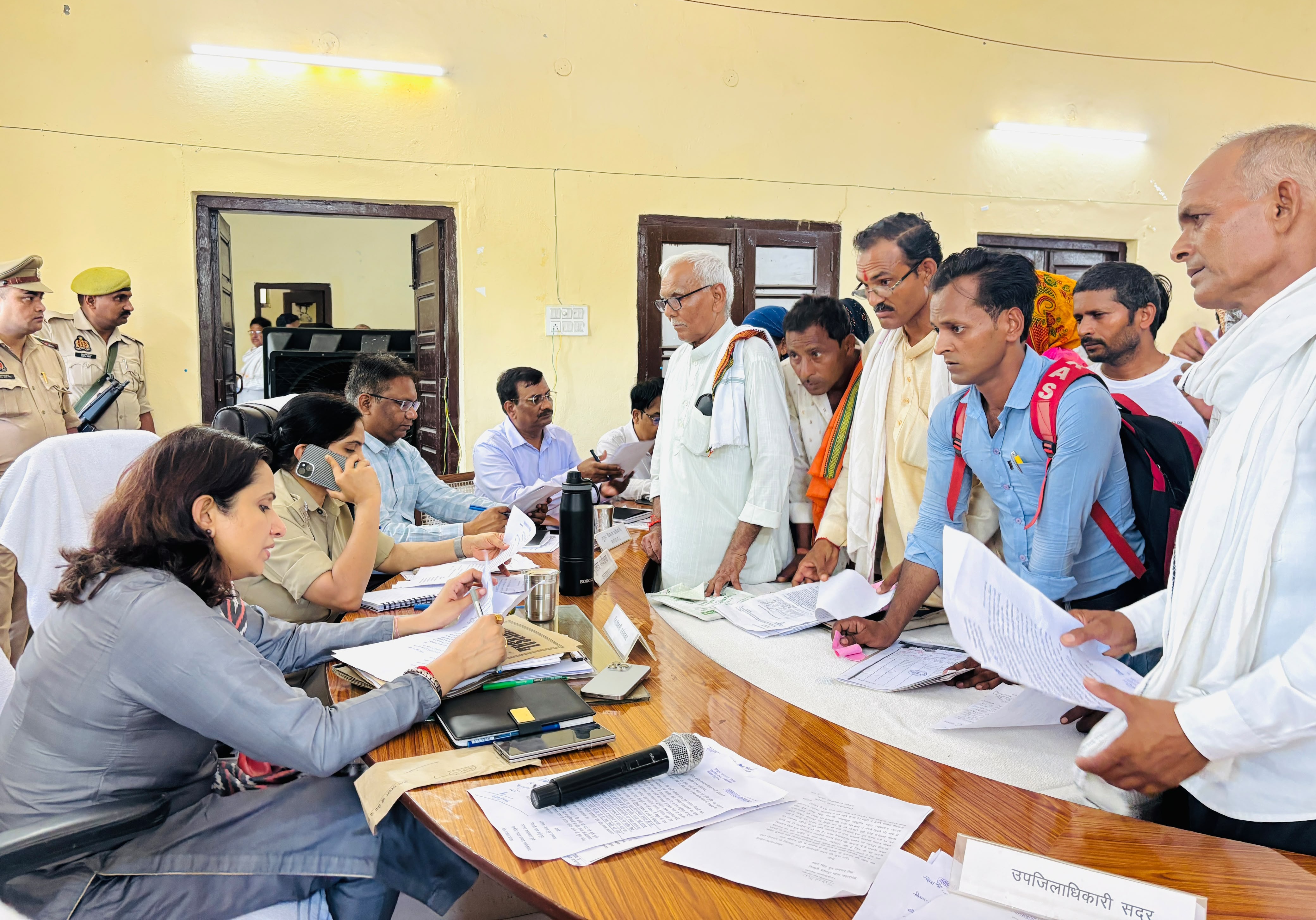 फर्रुखाबाद तहसील समाधान दिवस: डीएम डॉ. अंकुर लाठर ने सुनीं जनसमस्याएं, शिकायतों के समयबद्ध और गुणवत्तापूर्ण निस्तारण के दिए निर्देश