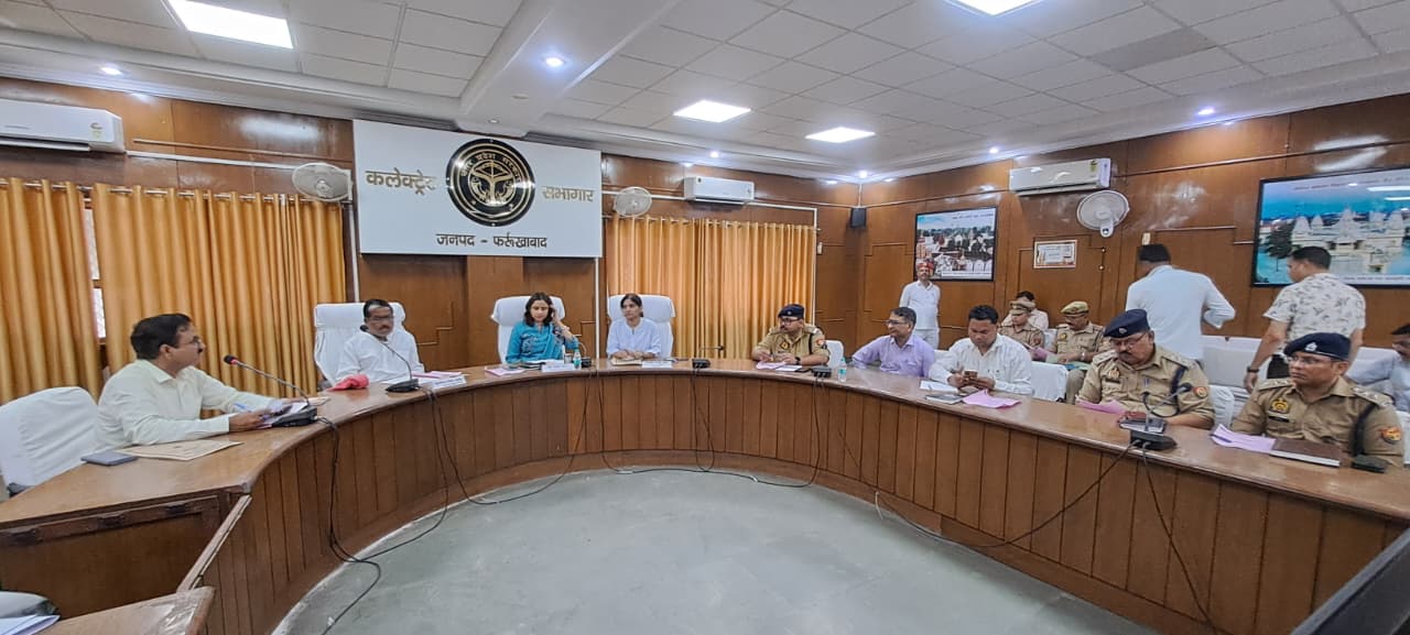 फर्रुखाबाद में सड़क सुरक्षा को लेकर प्रशासन सख्त, डीएम और एसपी ने किया जागरूकता अभियान का शुभारंभ