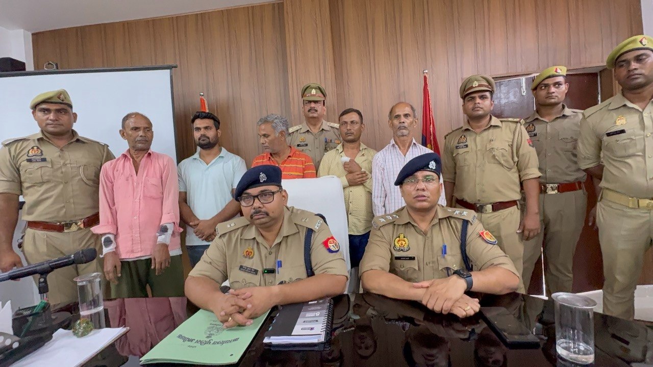 फर्रुखाबाद:जमीन विवाद में फायरिंग के मामले में पांच आरोपी गिरफ्तार, लाइसेंसी रिवॉल्वर समेत हथियार बरामद