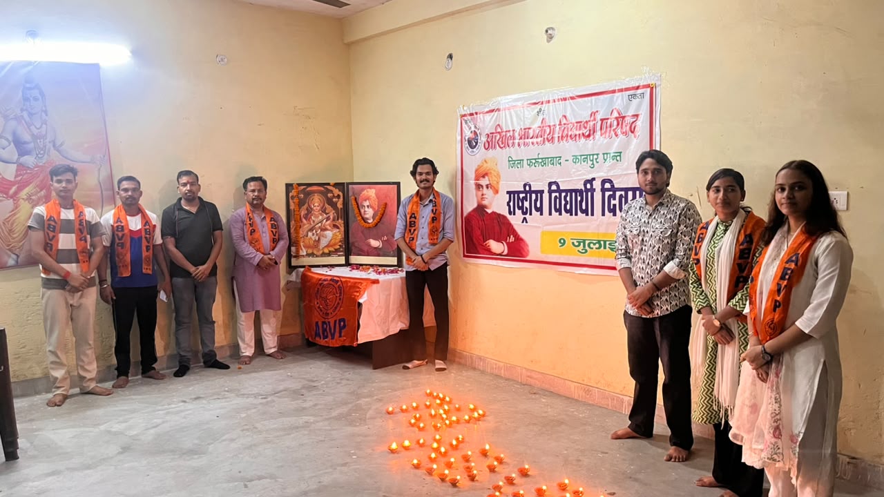 फर्रुखाबाद:राष्ट्रीय विद्यार्थी दिवस पर एबीवीपी ने मनाया दीपोत्सव, राष्ट्रभक्ति और सेवा का दिया संदेश