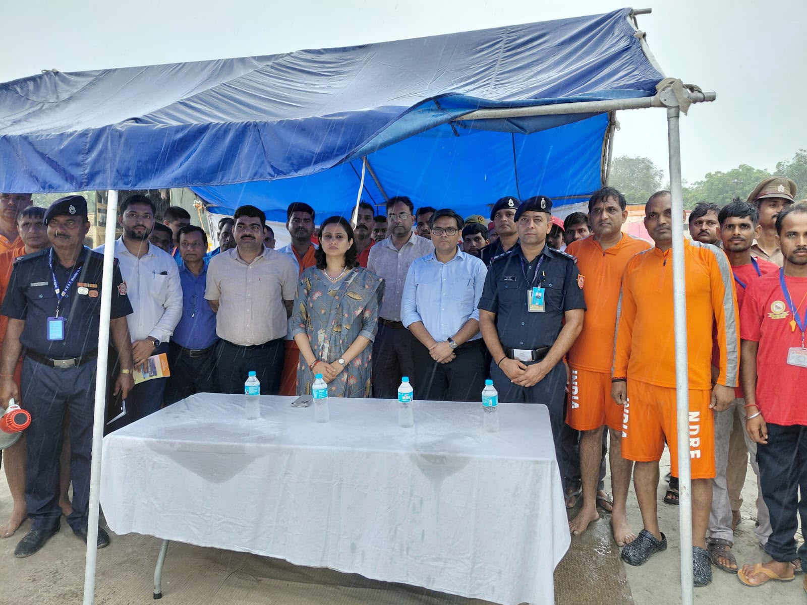 फर्रुखाबाद: में बाढ़ को लेकर हाई अलर्ट: डीएम डॉ. अंकुर लाठर ने NDRF तैयारियों का लिया जायजा, राहत कार्यों में लापरवाही पर सख्त चेतावनी