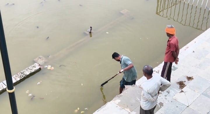 सीतापुर:दधीचि कुंड में हजारों मछलियों की मौत, ऑक्सीजन की कमी से बिगड़े हालात; स्थानीय लोगों ने की स्थायी समाधान की मांग अफरोज अली द दस्तक 24 मिश्रिख सीतापुर