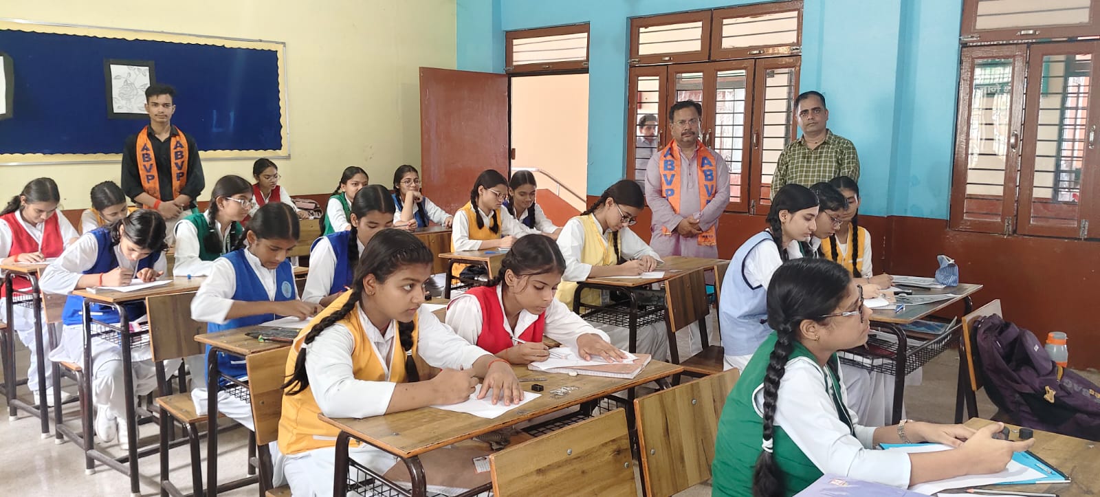 फर्रुखाबाद:एबीवीपी ने गुरुकुल स्कूल में आयोजित की चित्रकला प्रतियोगिता, विद्यार्थियों ने दिखाई रचनात्मक प्रतिभा