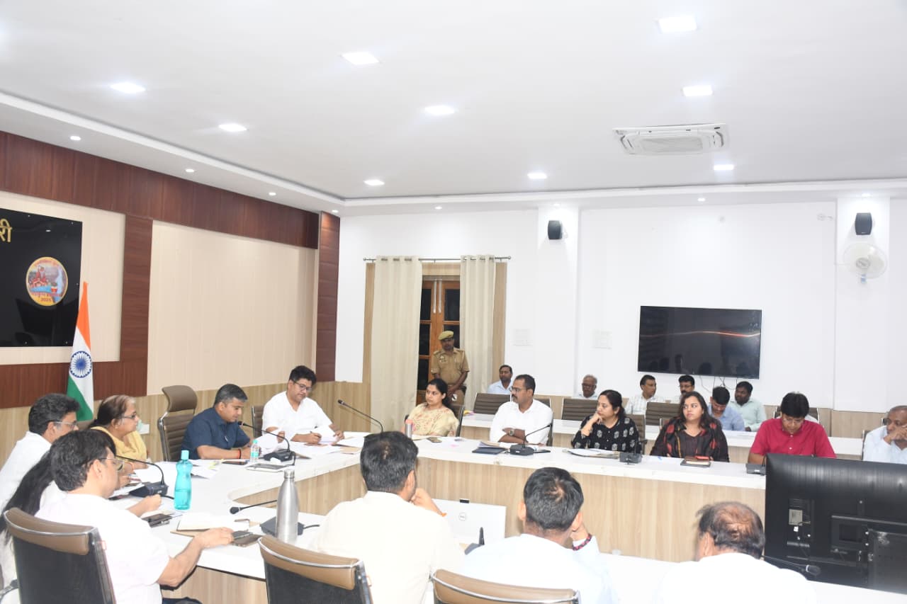प्रयागराज: जिलाधिकारी ने राजस्व कार्यों एवं आईजीआरएस की समीक्षा की
