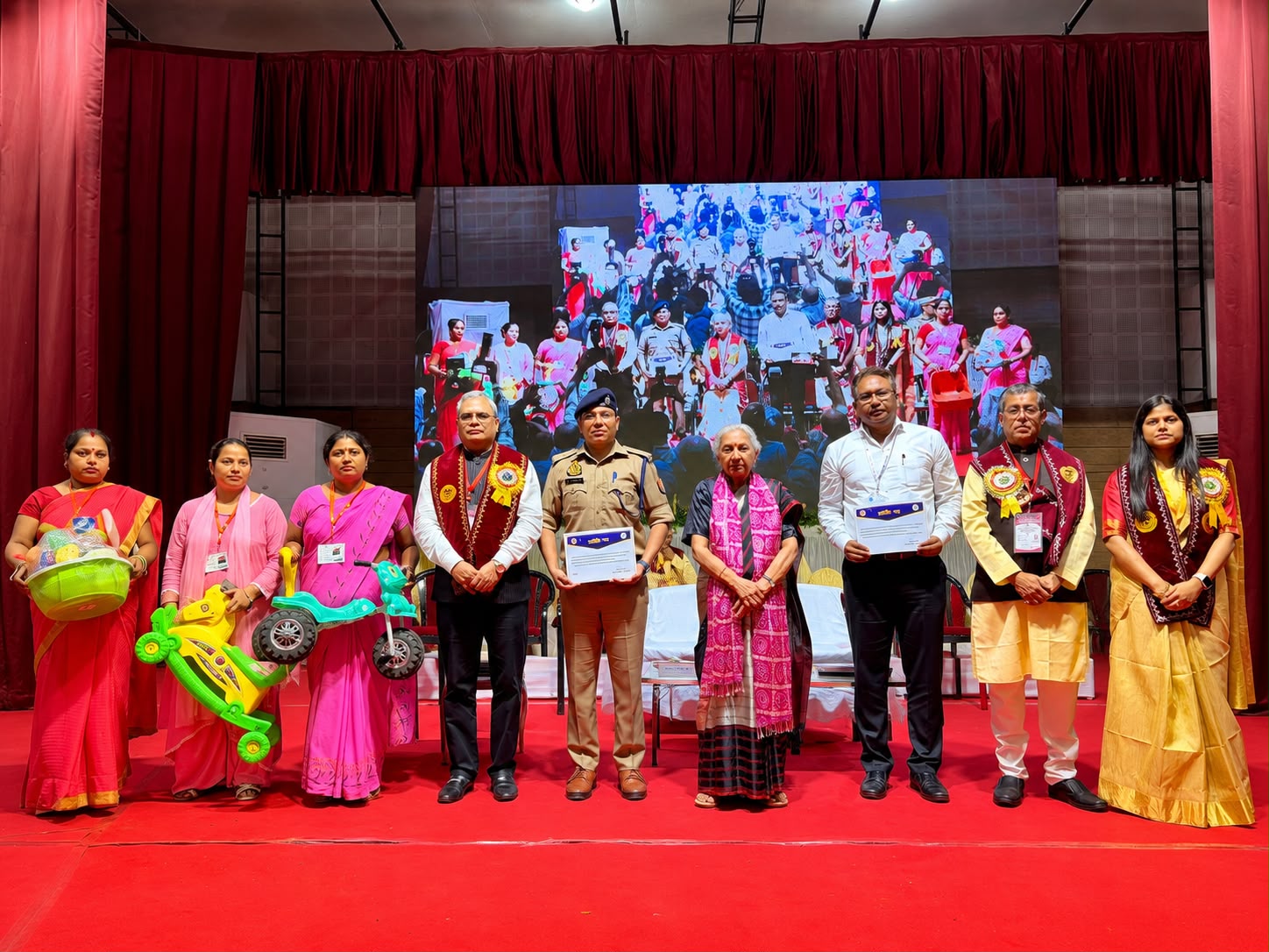 फर्रुखाबाद:एचपीवी टीकाकरण अभियान में उत्कृष्ट कार्य पर पुलिस व जिला प्रशासन फर्रुखाबाद को राज्यपाल ने किया सम्मानित