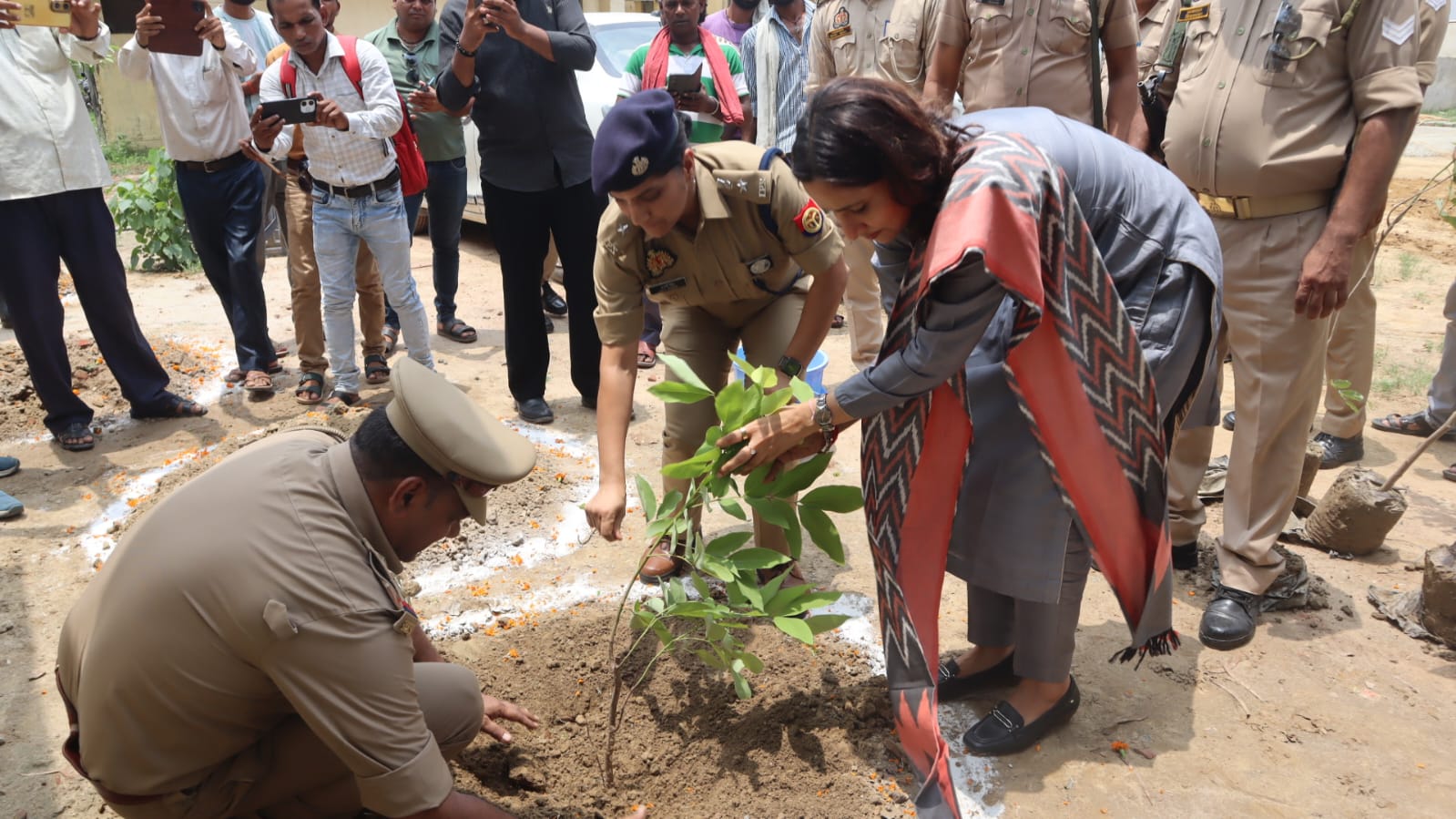 फर्रुखाबाद:डीएम डॉ. अंकुर लाठर एवं एसपी आरती सिंह ने नवाबगंज थाने में किया वृक्षारोपण, दिया पर्यावरण संरक्षण का संदेश