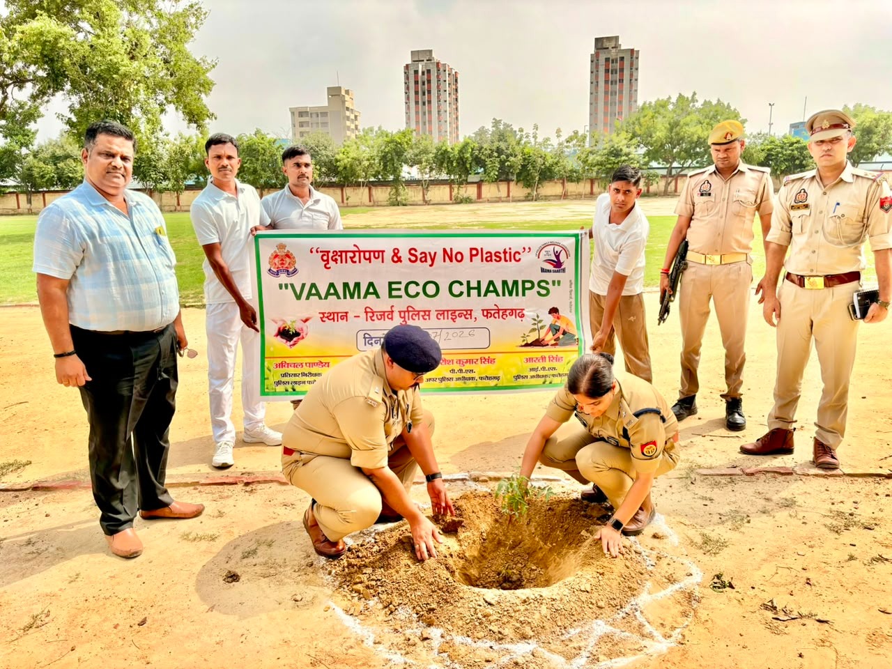 फर्रुखाबाद:रिजर्व पुलिस लाइंस में एसपी आरती सिंह ने किया वृहद वृक्षारोपण, पर्यावरण संरक्षण का दिया संदेश