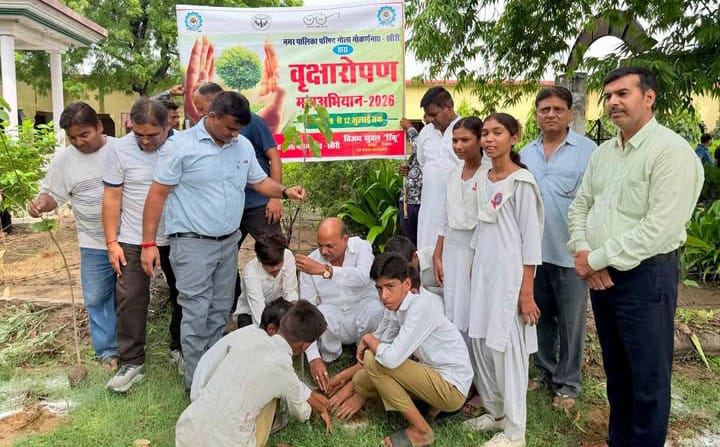 लखीमपुर खीरी : 'एक पेड़ मां के नाम' महाअभियान के अंतर्गत नपाप अध्यक्ष की अगुवाई में ढोल-नगाड़ों के साथ विभिन्न जगहों पर किया गया वृहद वृक्षारोपण