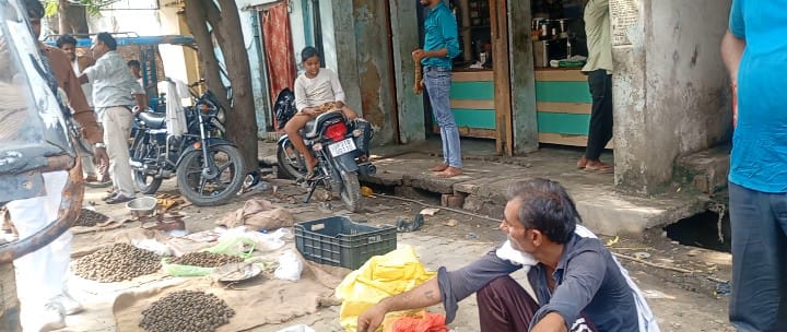 लखीमपुर खीरी : प्रतिबंधित होने के बाद भी धड़ल्ले से खुलेआम बिक रहा है कटरुआ