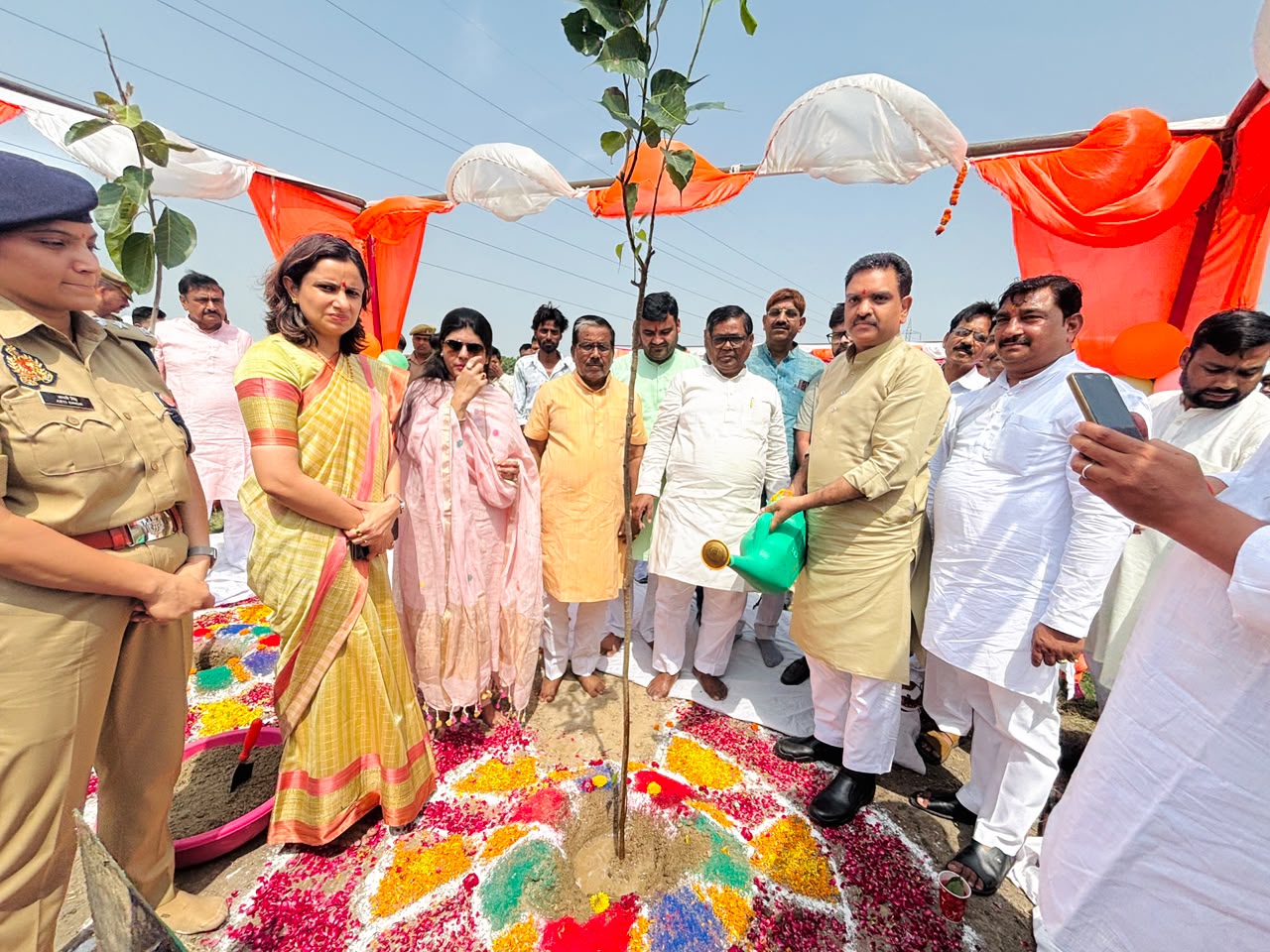 फर्रुखाबाद में 'वृक्षारोपण महाकुंभ-2026' के तहत एक दिन में 40.93 लाख पौधे रोपे गए, मंत्री असीम अरुण ने किया शुभारंभ
