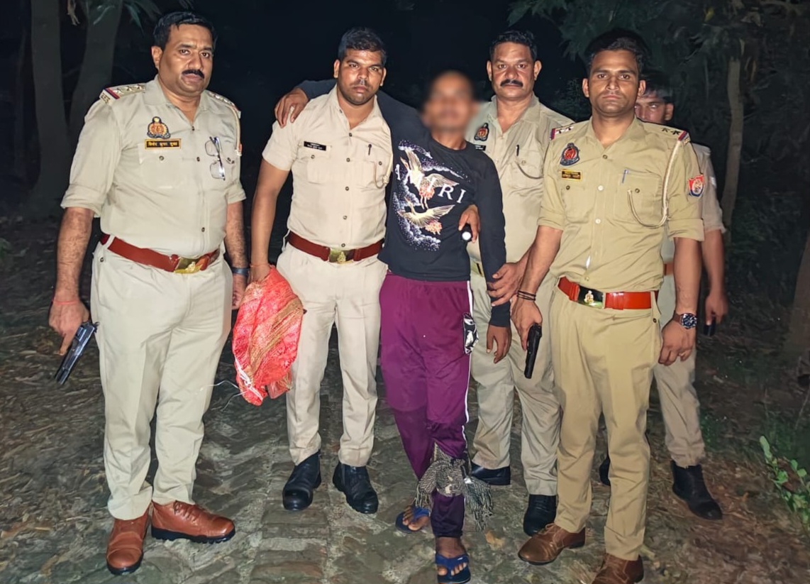 फर्रुखाबाद:₹25 हजार का इनामी गोवध आरोपी पुलिस मुठभेड़ में घायल, अवैध तमंचा व आलाकत्ल बरामद