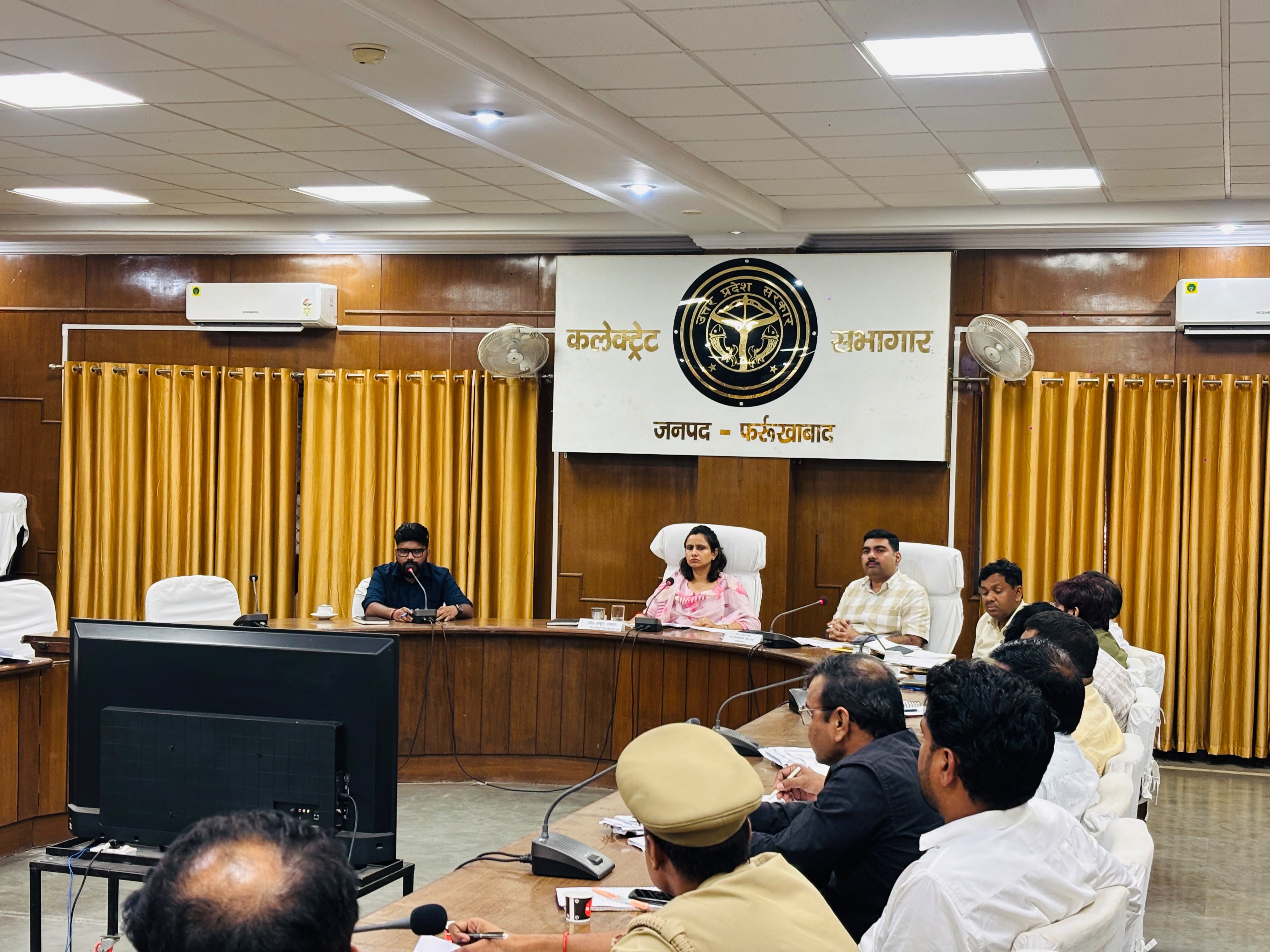 फर्रुखाबाद:पेट्रोल पंप एनओसी मामलों की डीएम ने की समीक्षा, एक सप्ताह में लंबित प्रकरण निस्तारित करने के निर्देश