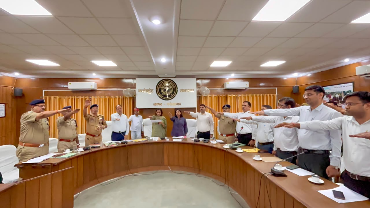 फर्रुखाबाद में नशे के खिलाफ सख्त हुई प्रशासनिक कार्रवाई, डीएम डॉ. अंकुर लाठर ने दिए व्यापक अभियान के निर्देश