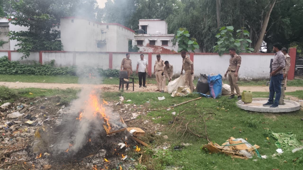 प्रयागराज: "ऑपरेशन दहन" के तहत कमिश्नरेट प्रयागराज के नारकोटिक्स टास्क फोर्स अपराध शाखा व थाना नवाबगंज पुलिस द्वारा 01 करोड़ 99 लाख 40 हजार रुपये/- कीमत की कुल 3.988 क्विंटल (398.8 कि0ग्रा0) अवैध मादक पदार्थ उच्च स्तरीय कमेटी के समक्ष अग्नि में किया गया विनष्ट ।