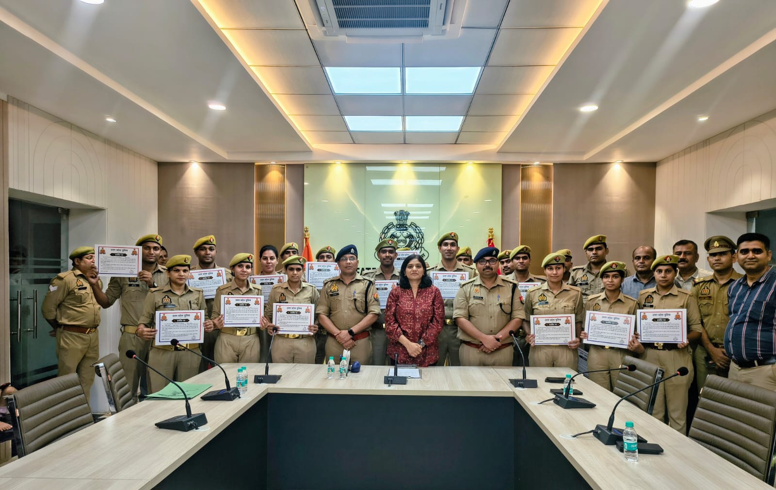 फर्रुखाबाद:फतेहगढ़ पुलिस के 20 आरक्षी बने उपनिरीक्षक, एसपी आरती सिंह ने किया सम्मानित