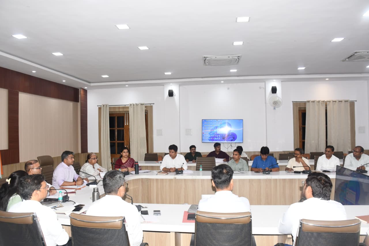 प्रयागराज: जिलाधिकारी ने राजस्व कार्यों एवं आईजीआरएस की समीक्षा की
