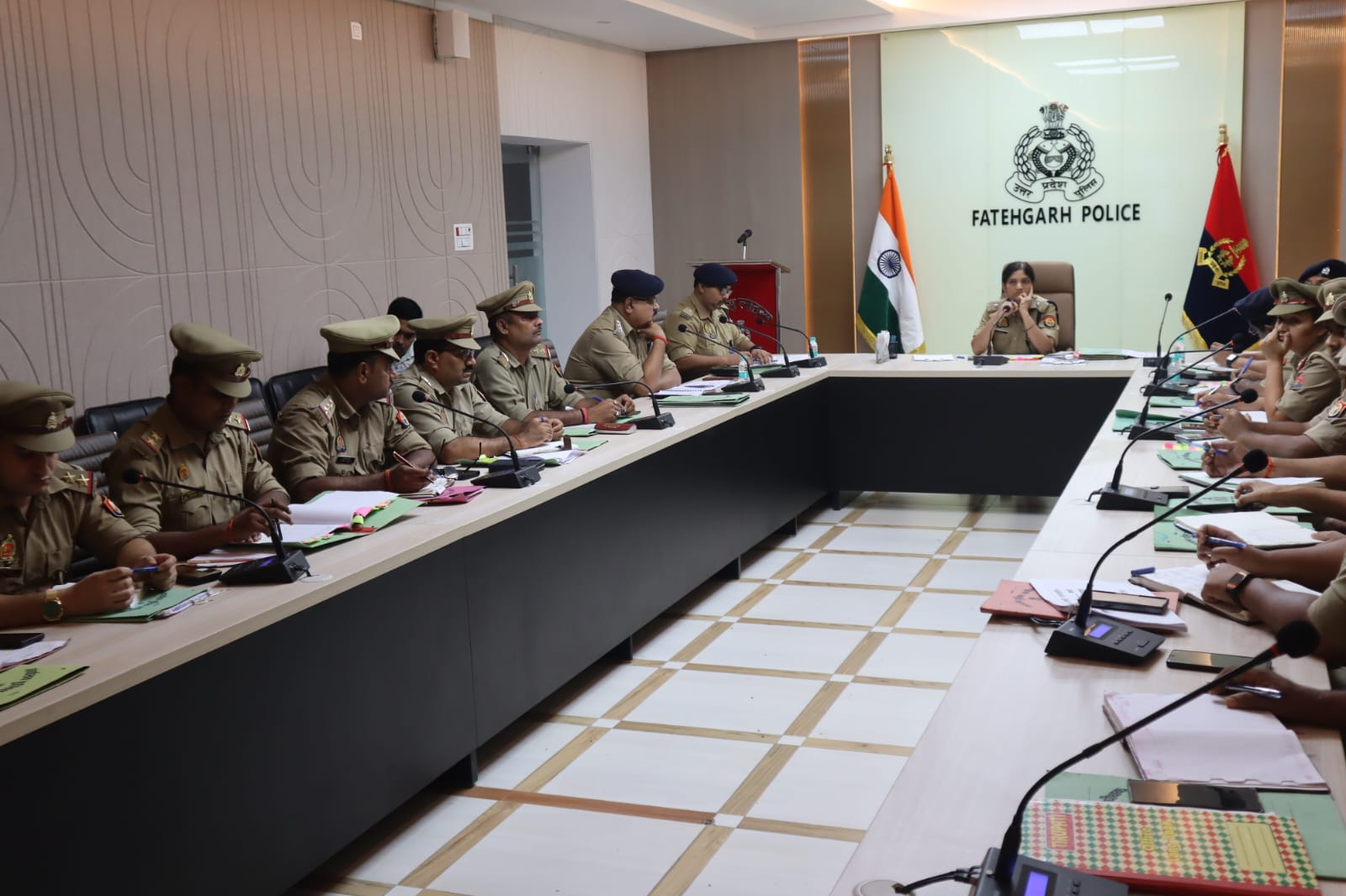 फर्रुखाबाद: में एसपी आरती सिंह ने की क्राइम मीटिंग, लंबित विवेचनाओं के शीघ्र निस्तारण के दिए निर्देश