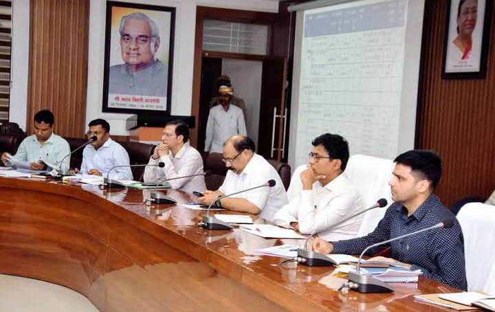 लखीमपुर खीरी : सीएम डैशबोर्ड व सीएमआईएस पोर्टल की डीएम ने की गहन समीक्षा, दिए सख्त निर्देश