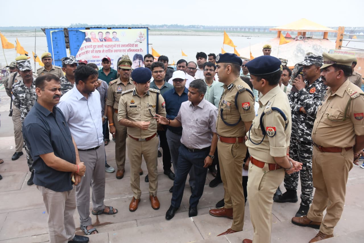 प्रयागराज: पुलिस आयुक्त एवं जिलाधिकारी ने कावंड यात्रा के मार्गों का निरीक्षण करते हुए व्यवस्थाओं का लिया जायजा,जिलाधिकारी ने घाटों एवं मार्गों पर साफ-सफाई, प्रकाश की व्यवस्था सहित अन्य सभी आवश्यक व्यवस्थायें चुस्त-दूरूस्त बनाये रखने के दिए निर्देश