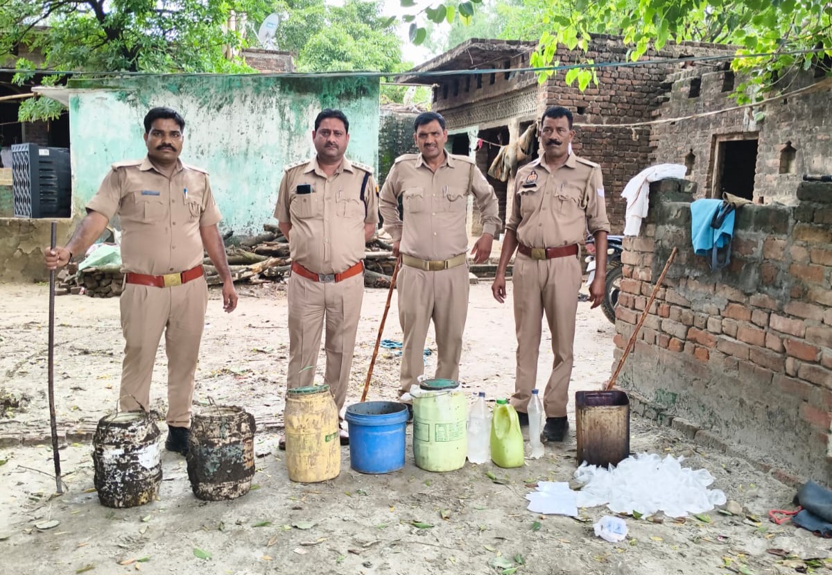फर्रुखाबाद में आबकारी विभाग की बड़ी कार्रवाई: 22 लीटर अवैध शराब व 100 किलो लहन बरामद