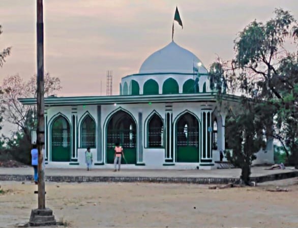 फर्रुखाबाद: हज़रत दुल्लाह शाह मज़ार पर गंदगी से श्रद्धालु परेशान, कूड़ेदान व नियमित सफाई की उठी मांग