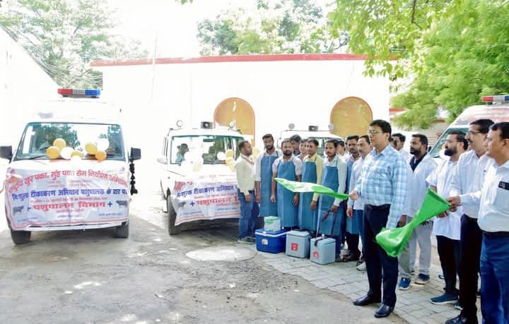 लखीमपुर खीरी : डीएम ने हरी झंडी दिखाकर किया रवाना,8 सितंबर तक पशुओं को मुफ्त लगेगा सुरक्षा कवच
