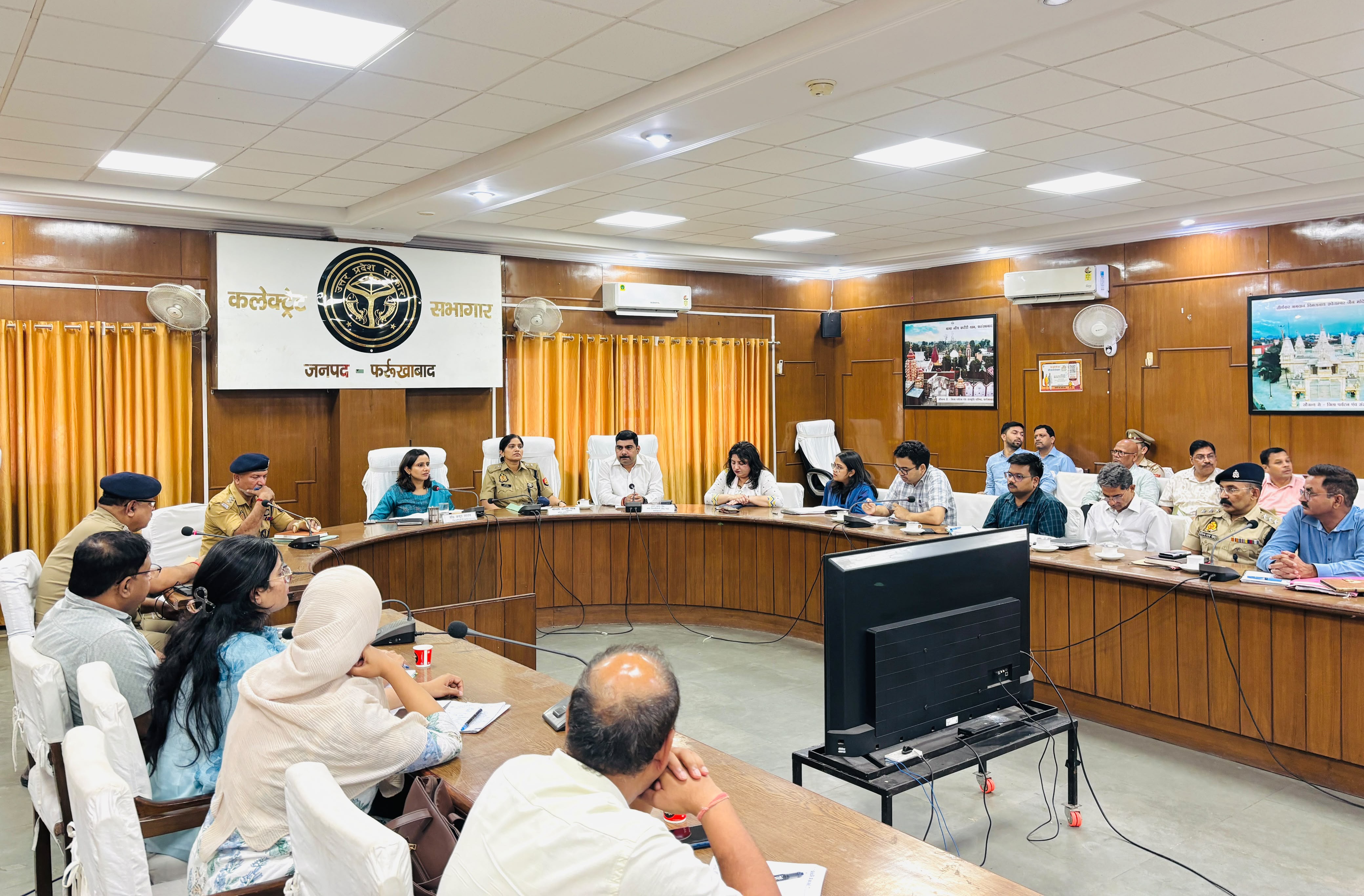 फर्रुखाबाद:जिलाधिकारी ने सुरक्षा, यातायात, चिकित्सा एवं नियंत्रण कक्ष की व्यवस्थाओं की समीक्षा बैठक।
