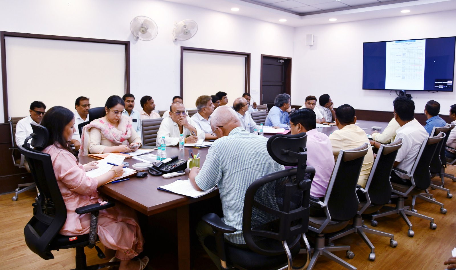 प्रयागराज : जिला भूमि एवं जल संरक्षण समिति की बैठक सम्पन्न