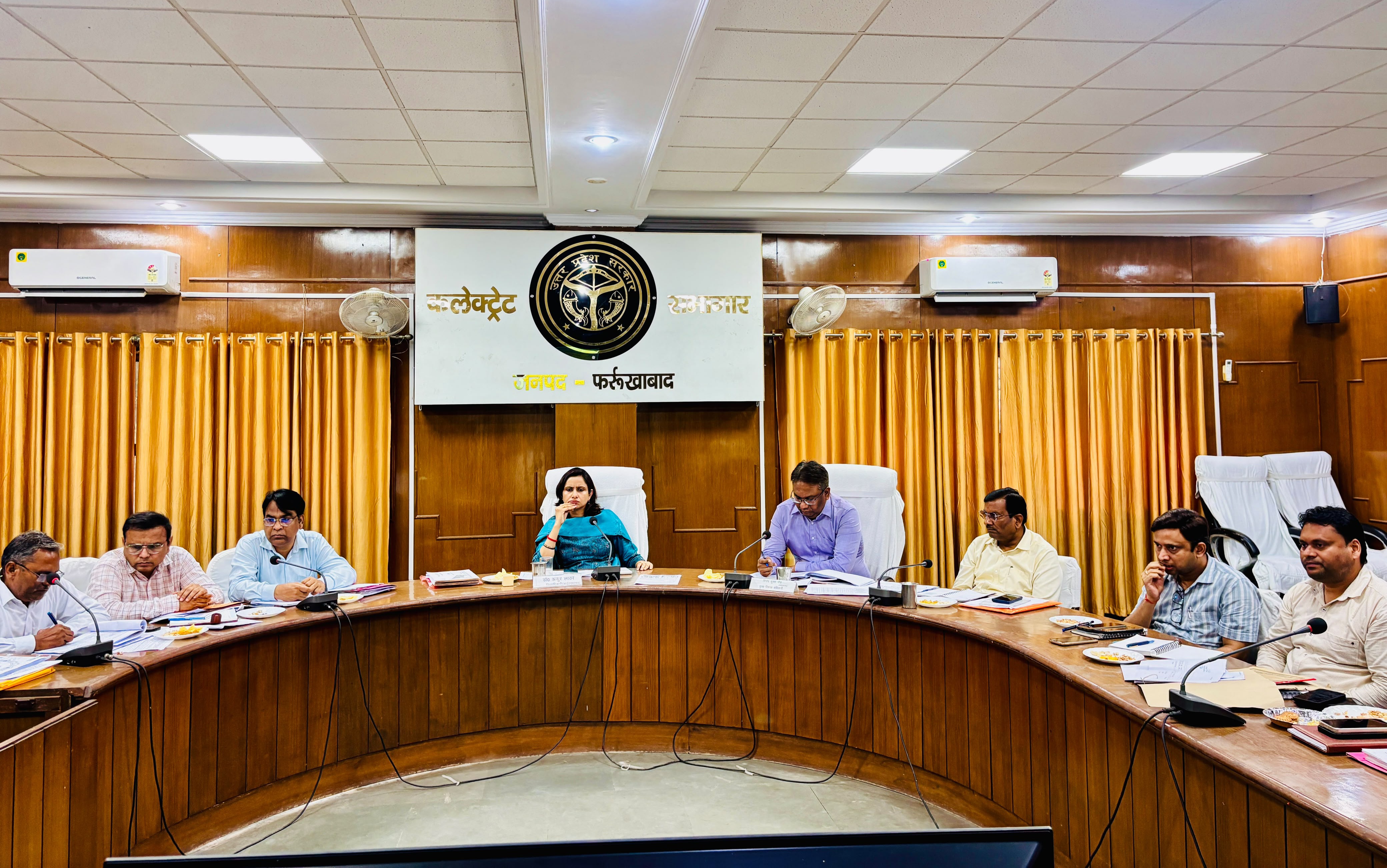 फर्रुखाबाद:गुणवत्ता और समयबद्धता पर डीएम का जोर, 50 लाख से अधिक लागत की परियोजनाओं की समीक्षा