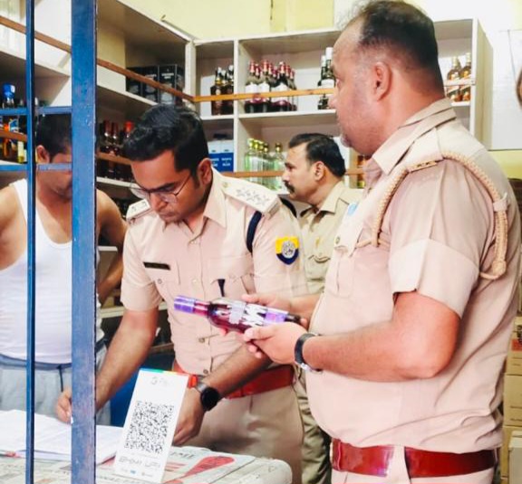 फर्रुखाबाद में अवैध शराब के खिलाफ आबकारी विभाग की बड़ी कार्रवाई, 15 लीटर कच्ची शराब बरामद