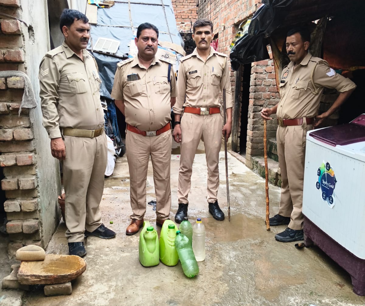 फर्रुखाबाद में आबकारी विभाग का प्रवर्तन अभियान तेज, 16 लीटर कच्ची शराब बरामद, शराब दुकानों का हुआ सघन निरीक्षण