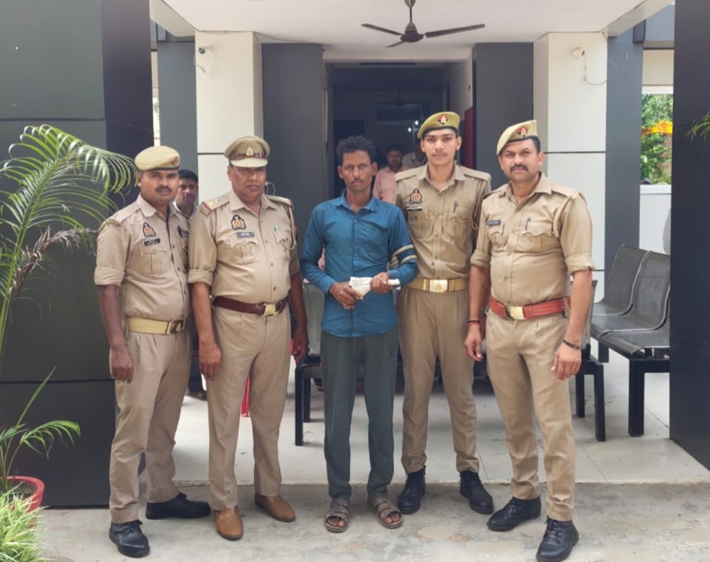 फर्रुखाबाद:अवैध तमंचा व कारतूस के साथ युवक गिरफ्तार, मऊदरवाजा पुलिस की कार्रवाई