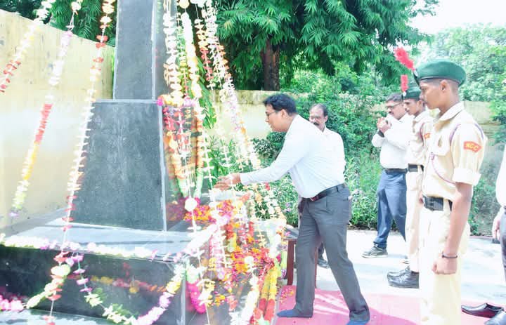 लखीमपुर खीरी : कारगिल शौर्य दिवस पर डीएम ने वीर जवानों को दी श्रद्धांजलि, पूर्व सैनिकों को किया सम्मानित