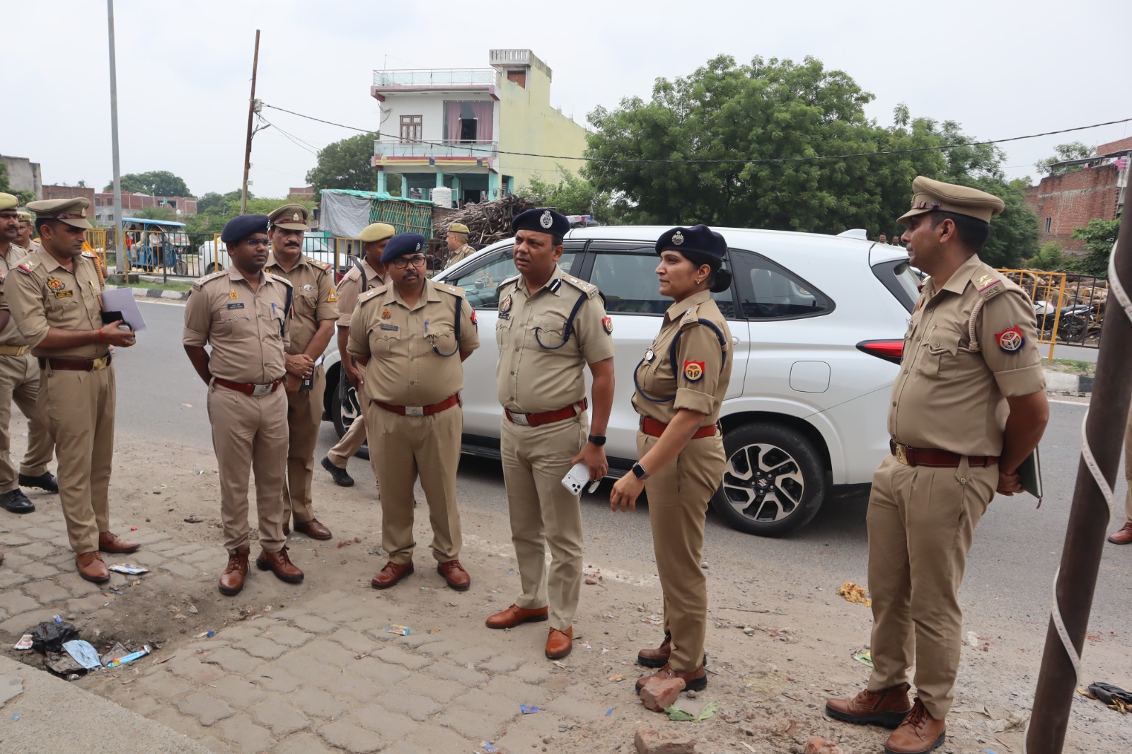 फर्रुखाबाद:अज्ञात कार सवारों ने युवक की गोली मारकर की हत्या, डीआईजी ने घटनास्थल का किया निरीक्षण