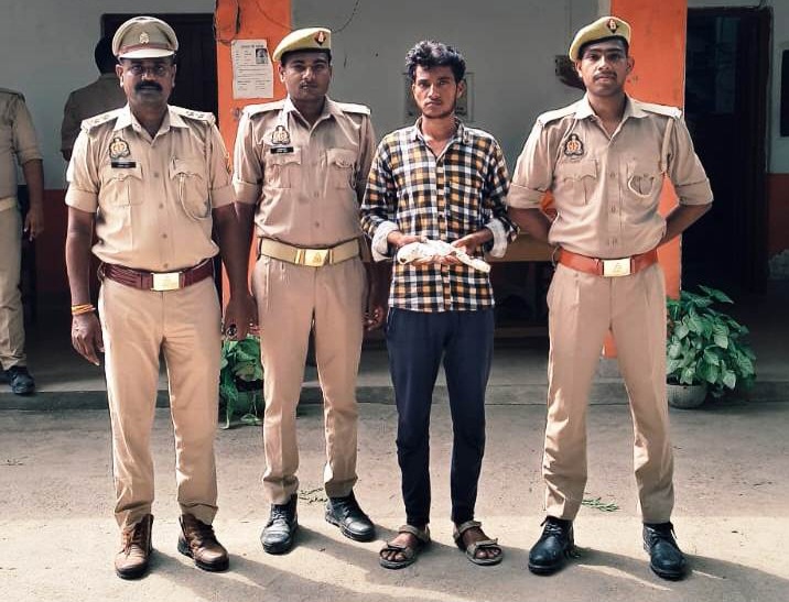 फर्रुखाबाद:कायमगंज पुलिस ने अवैध तमंचा व कारतूस के साथ युवक को किया गिरफ्तार
