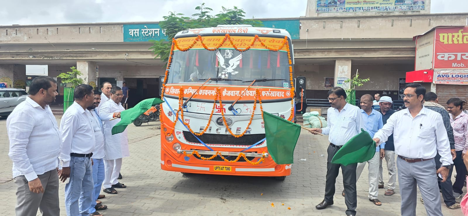 फर्रुखाबाद में ग्रामीण बस सेवा का शुभारंभ, भाजपा जिलाध्यक्ष फतेहचंद वर्मा ने नई बसों को दिखाई हरी झंडी