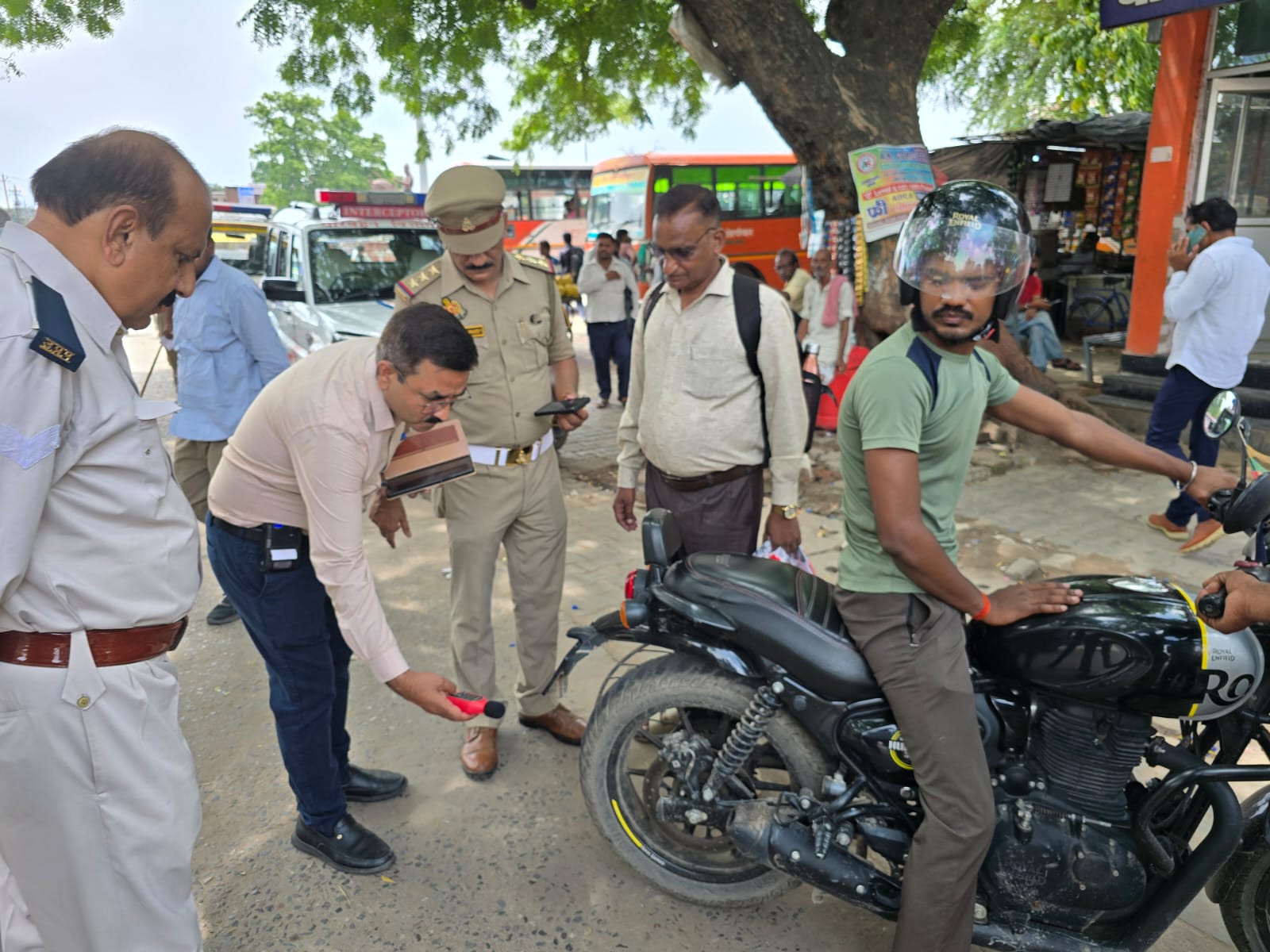 फर्रुखाबाद में मॉडिफाइड साइलेंसर और प्रेशर हॉर्न पर बड़ी कार्रवाई, 3 ट्रक सीज, 4 बुलेट पर ₹87 हजार जुर्माना