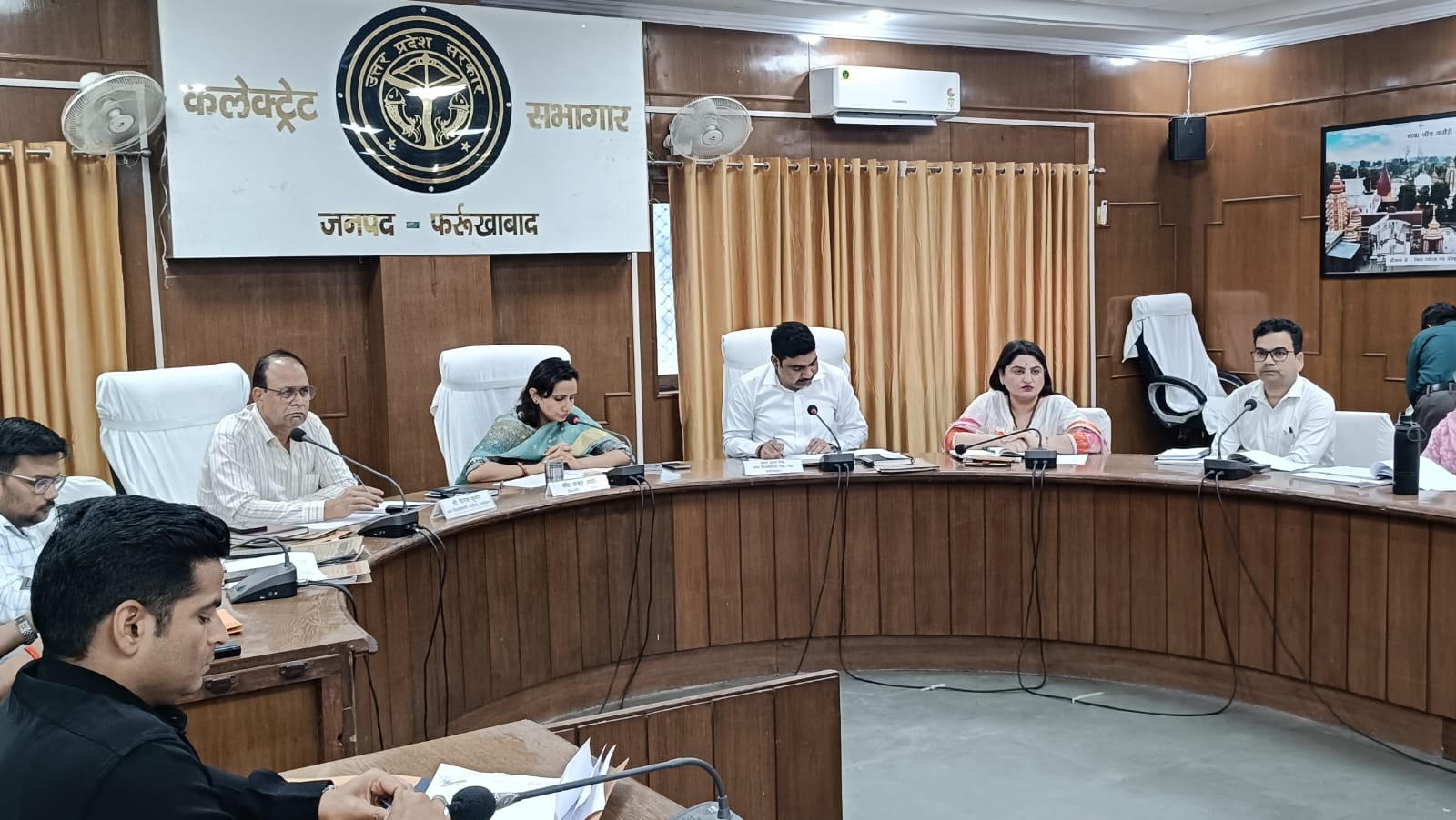 फर्रुखाबाद: कर एवं राजस्व वसूली में तेजी लाने के निर्देश, डीएम बोलीं— लक्ष्य के सापेक्ष शत-प्रतिशत उपलब्धि सुनिश्चित करें