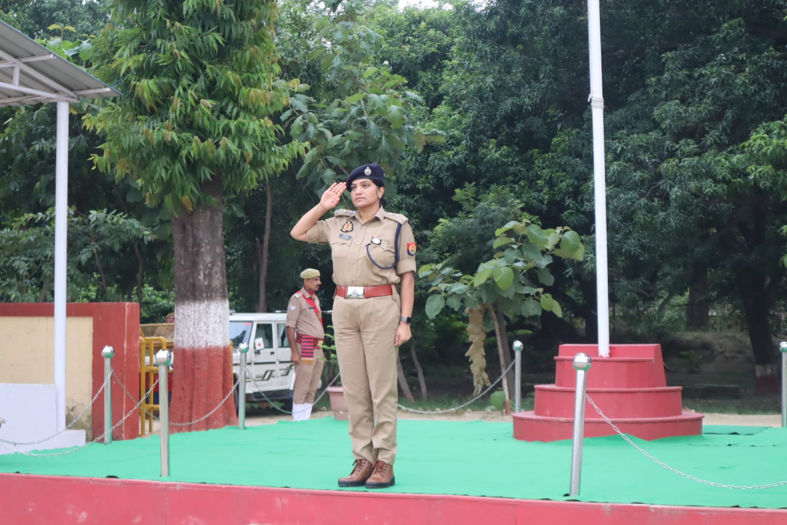 फर्रुखाबाद:पुलिस अधीक्षक आरती सिंह ने साप्ताहिक शुक्रवार परेड की सलामी ली, पुलिस लाइन की व्यवस्थाओं का किया निरीक्षण