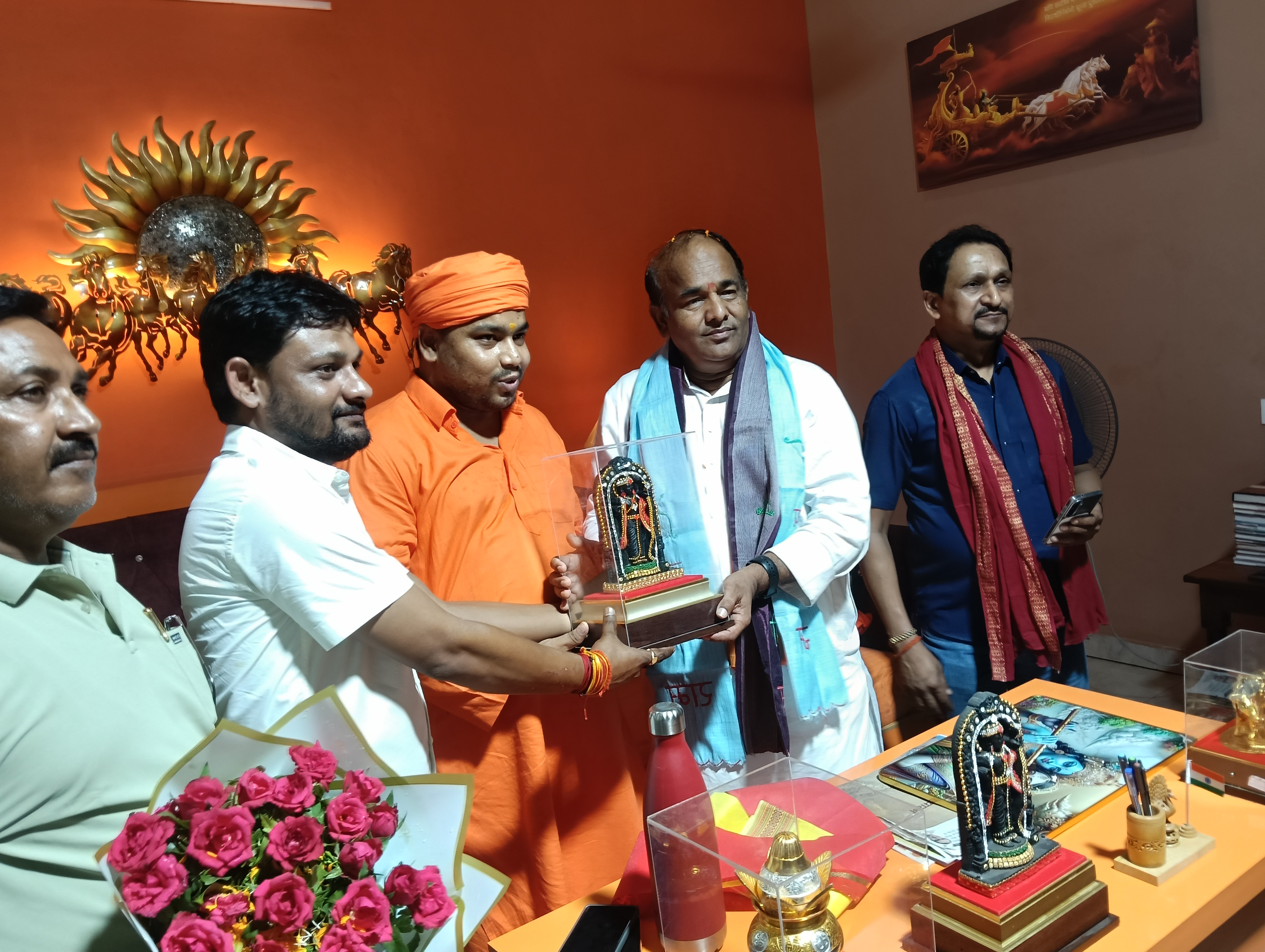 सीतापुर : प्रदेश उपाध्यक्ष सुरेश मौर्य ने कार्यकर्ताओं से किया संवाद