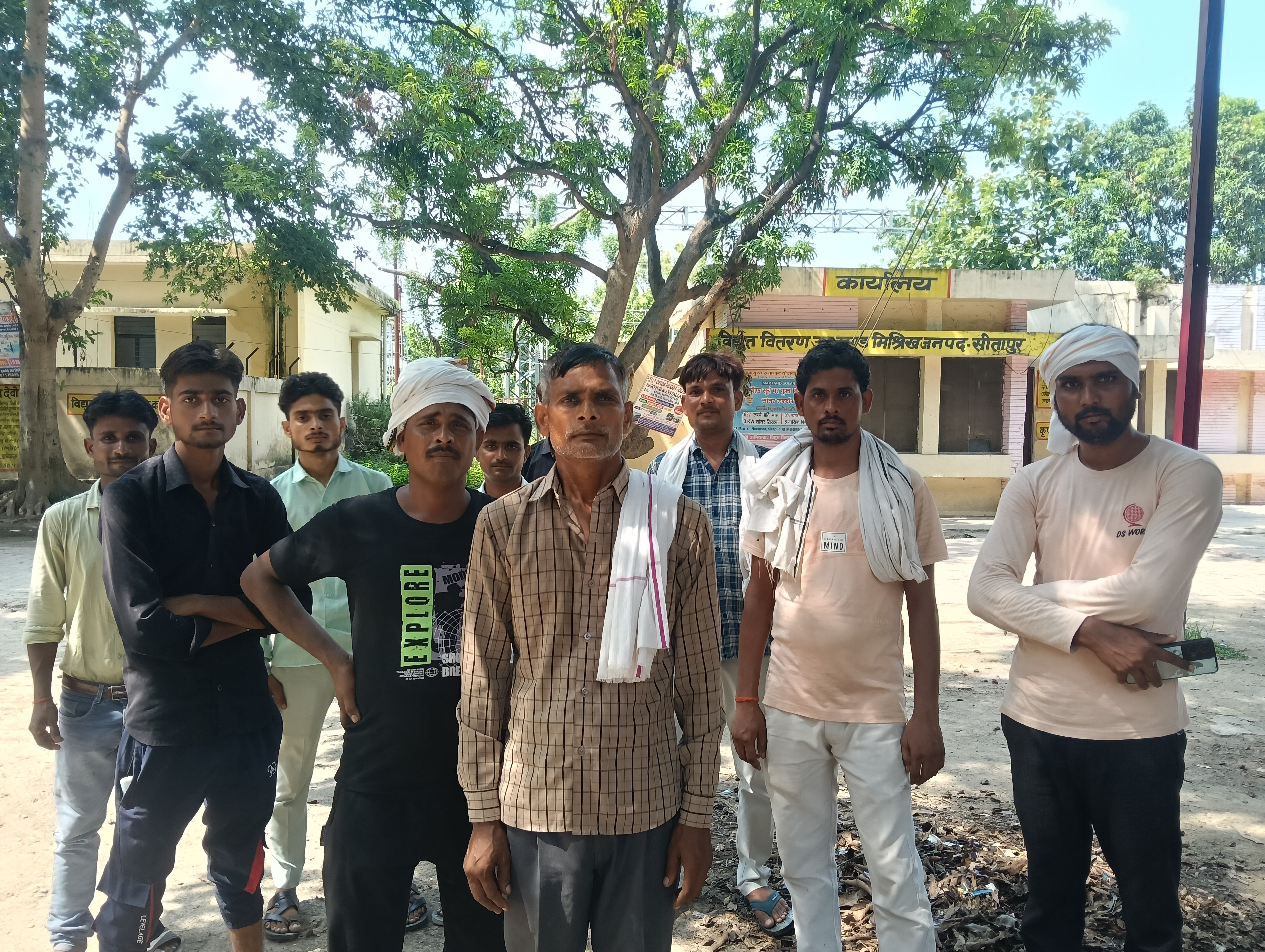 सीतापुर:15 दिनों से जला पड़ा 25 केवीए ट्रांसफार्मर, ग्रामीणों का मिश्रिख पावर हाउस पर प्रदर्शन*  *अफरोज अली द दस्तक 24 मिश्रिख सीतापुर