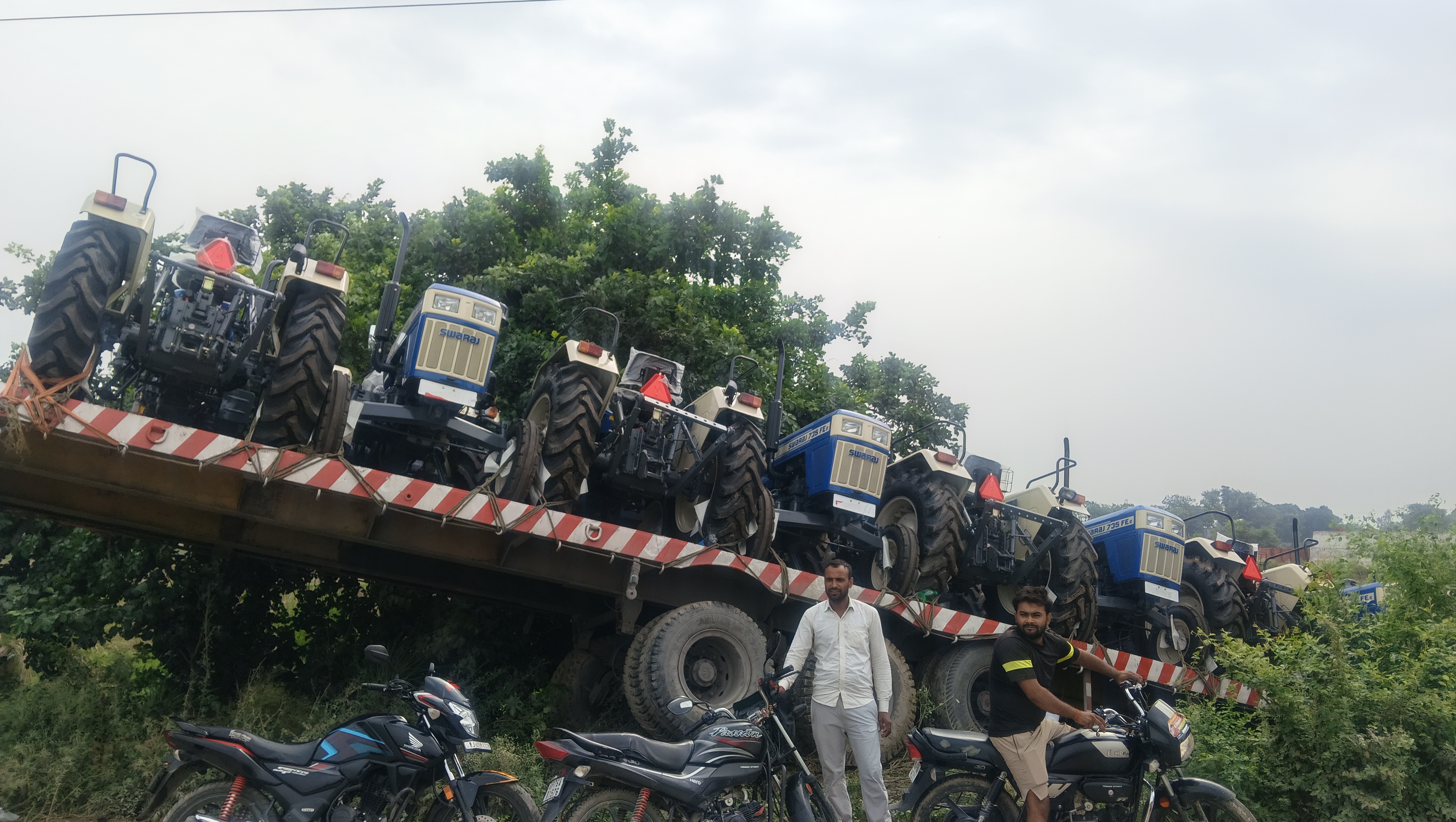 किशनी-बिधूना मार्ग पर बड़ा हादसा, अनियंत्रित होकर गड्डे में जा गिरा कंटेनर।