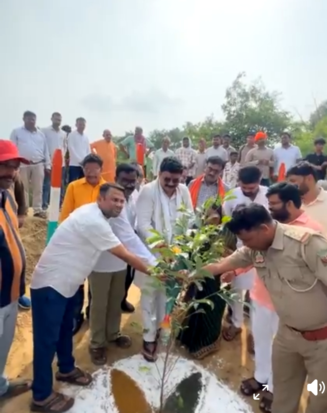 जौनपुर:"एक पेड़ माँ के नाम" अभियान के अंतर्गत बदलापुर के विधायक रमेश चंद्र मिश्रा  ने किया वृक्षारोपण