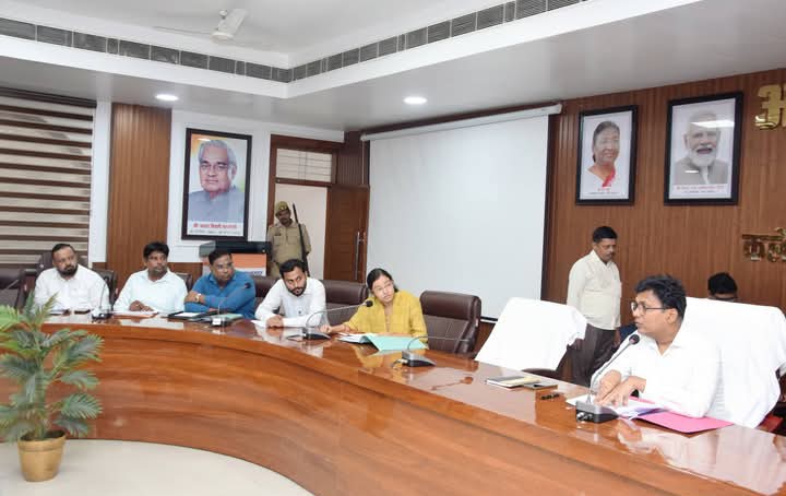 लखीमपुर खीरी : प्रधानमंत्री आदर्श ग्राम योजना से प्रथम चरण में संवरेंगे जिले के 138 गांव, डीएम ने दिए निर्देश