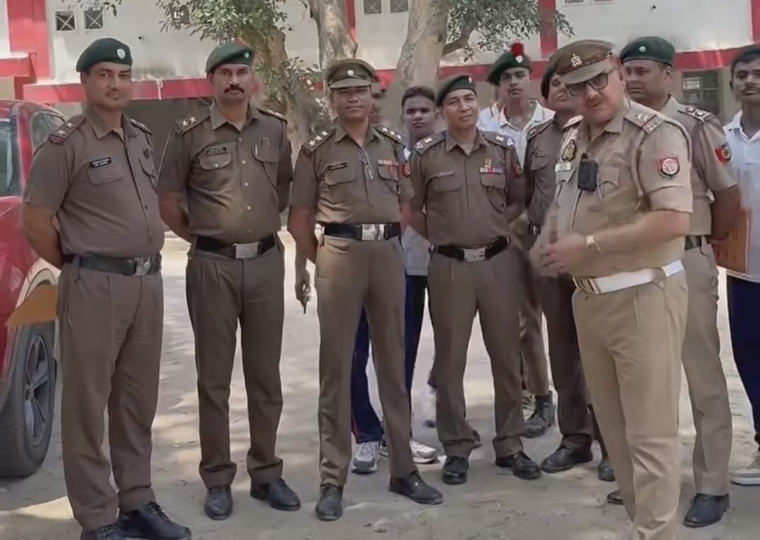 फर्रुखाबाद:फतेहगढ़ आर्मी कैंपस स्कूल में ट्रैफिक जागरूकता कार्यक्रमका हुआ आयोजन