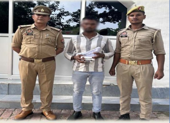 फर्रुखाबाद:ऑटो में जेब काटकर रुपये उड़ाने वाला शातिर चोर शमसाबाद पुलिस के हत्थे चढ़ा, नकदी व अवैध तमंचा बरामद