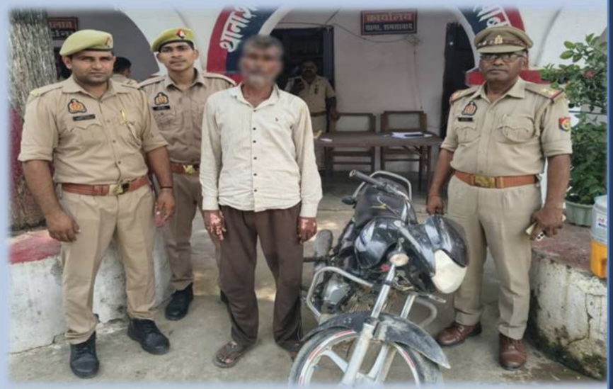 फर्रुखाबाद:शमसाबाद पुलिस ने चोरी की एचएफ डीलक्स मोटरसाइकिल समेत आरोपी को दबोचा