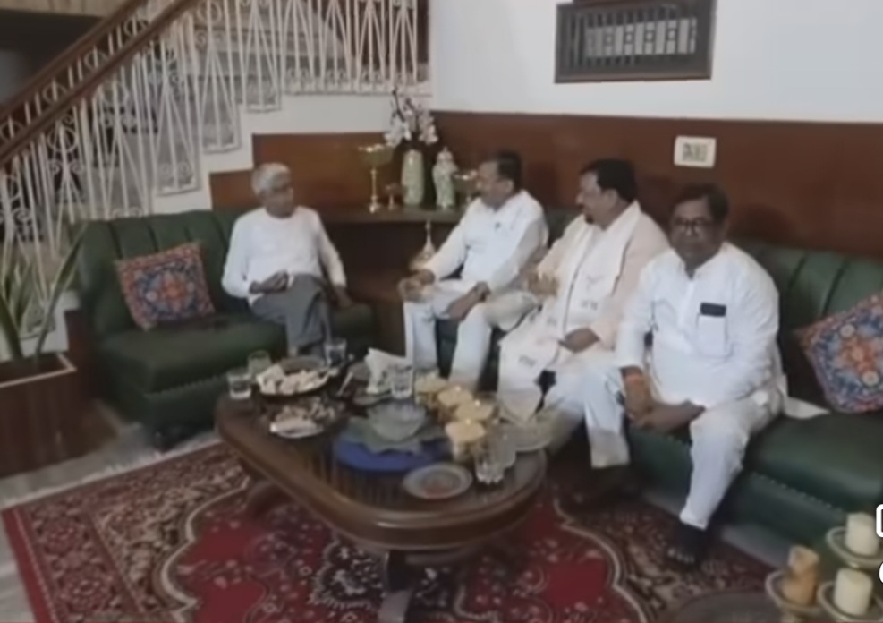 फर्रुखाबाद:प्रभारी मंत्री, सांसद और भाजपा जिलाध्यक्ष अचानक पहुंचे सपा नेता मुन्नू बाबू के आवास, गर्मजोशी से मुलाकात के बाद तेज हुईं राजनीतिक चर्चाएं