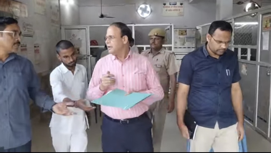फर्रुखाबाद: आरटीओ कार्यालय में भ्रष्टाचार की शिकायत की जांच करने पहुंचे एडीएम न्यायिक, मचा हड़कंप
